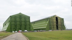 エアランダー１０が収納されている格納庫は、世界でも最大級の大きさ