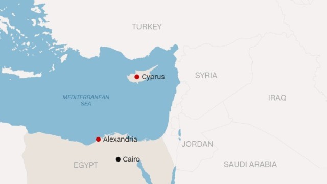 ハイジャックされキプロスに着陸したエジプト航空機から乗員と外国人を除く乗客らが解放された
