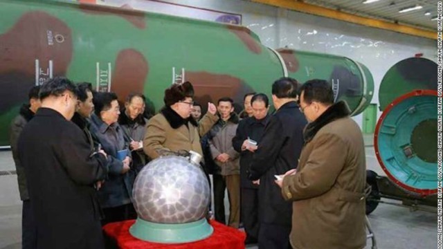 北朝鮮メディアが先月公開した写真。金第１書記が小型化した弾頭を視察しているとされる＝Rodong Sinmum/KCNA