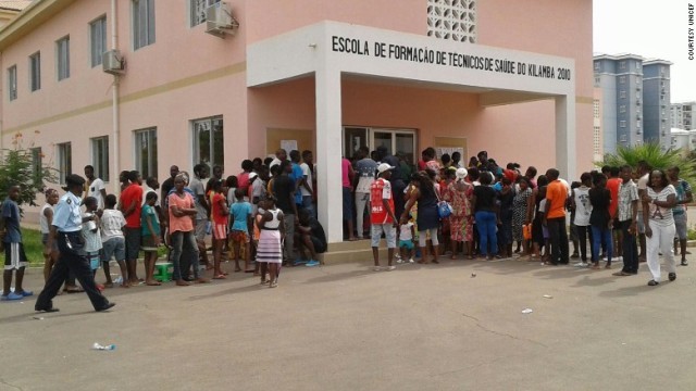 ワクチンの列に並ぶ人々＝アンゴラ