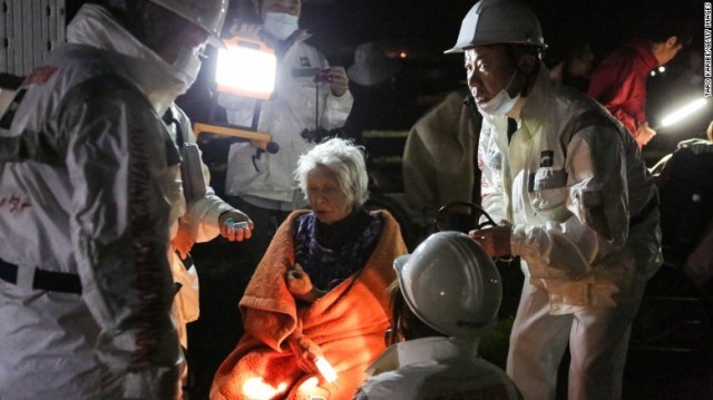 Ｍ７の地震が発生し、住民の救出に救助隊が展開＝１６日未明、熊本県益城町