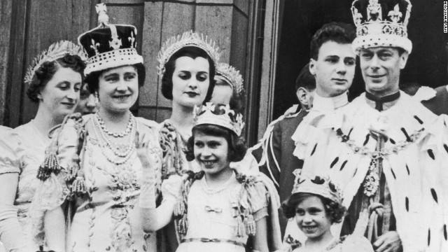 「コーイヌール」が飾られた王冠を身に着けるエリザベス皇太后（左）