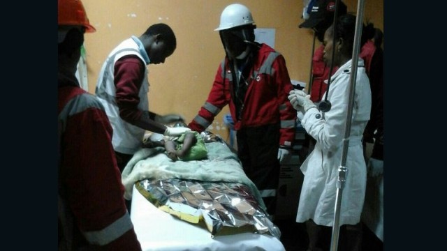 建物崩壊から８０時間後に女児が救出された＝ケニア赤十字