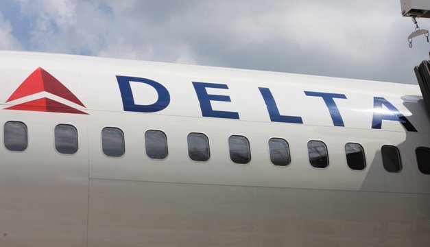 米デルタ航空の航空機で飛行中にエンジンカバーが脱落するハプニングが発生