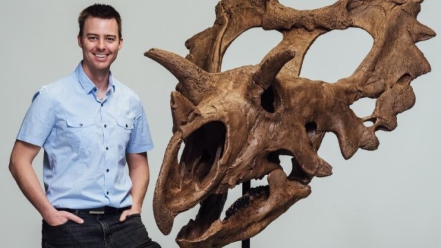 「ジュディス」の頭蓋骨と、カナダ自然博物館のジョーダン・マロン博士＝同博物館提供