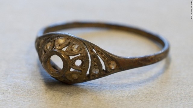 指輪はポーランドで１９２１～３１年に作られたものだという