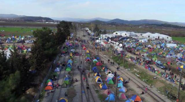 マケドニアに入国できずギリシャ側の土地でキャンプする移民や難民