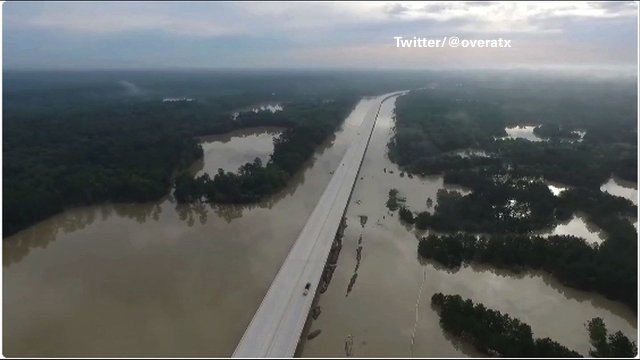 河川の氾濫（はんらん）の様子を上空から撮影＝Twitter/@overatx