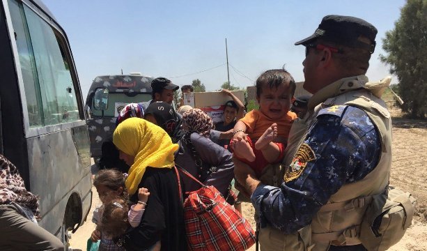 ファルージャから脱出する住民たち＝イラク軍