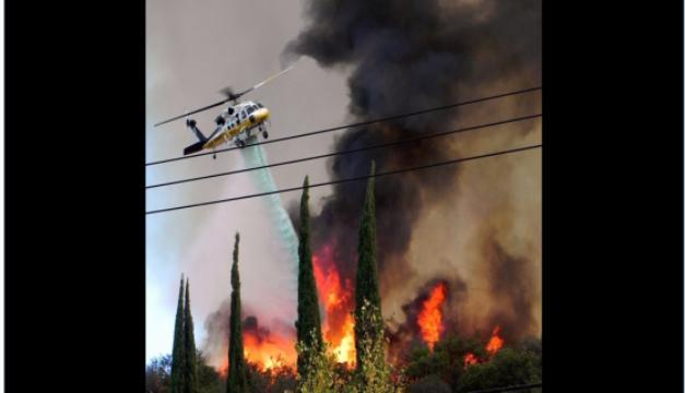 消火活動を行うヘリコプター＝LA County Fire Air Ops