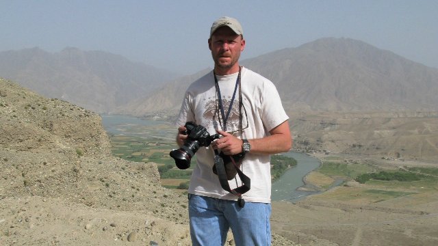 取材でアフガン軍に同行中、砲撃を受け死亡したカメラマンのデービッド・ギルキーさん