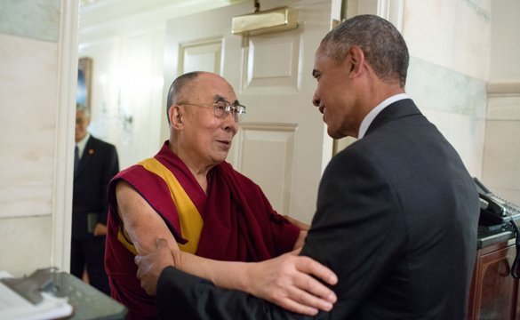 ダライ・ラマ１４世（左）を出迎えるオバマ米大統領＝ホワイトハウス