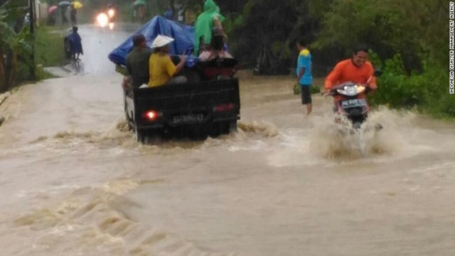 豪雨や洪水に襲われ、少なくとも３５人の死者が出ている