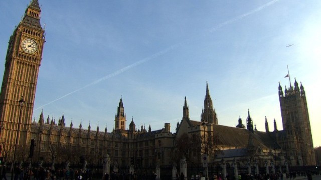 英議会が特別会合を開き、殺害されたジョー・コックス議員を追悼した