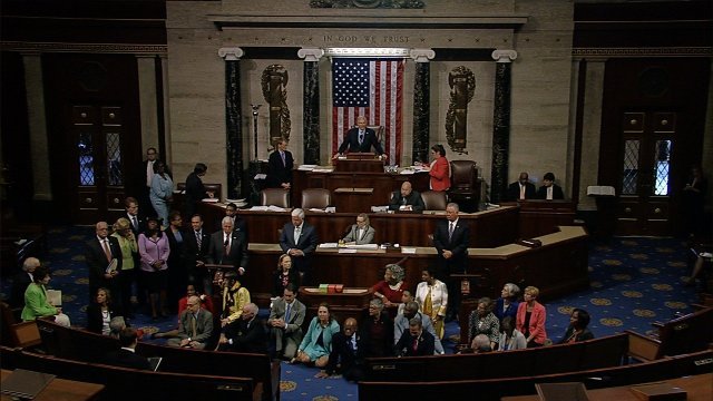 銃規制を求め、米民主党議員が会議場で抗議の座り込みを行った＝House TV