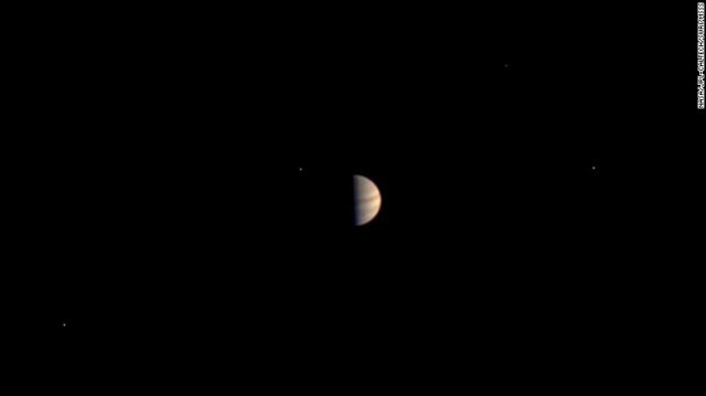 周回軌道に入る前にジュノーが撮影した木星＝NASA