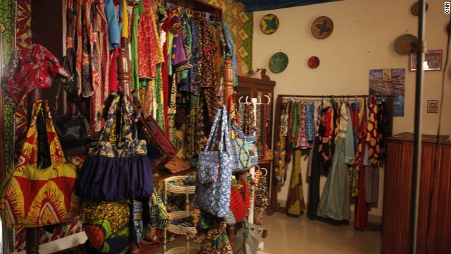 ルワンダの衣服などを売る店舗。ビザの廃止がルワンダの観光収入の増加につながっているという