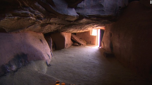 １．レソトとその国境地帯に広がる洞窟網は、数千年もの間、霊的な場所と考えられている