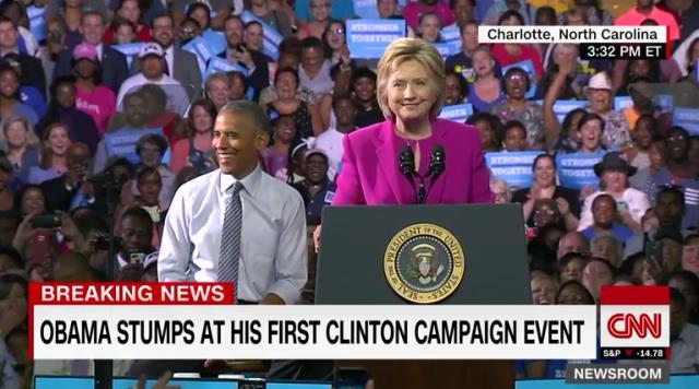クリントン氏の発言に笑うオバマ氏