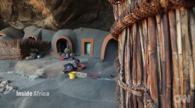 石や粘土を使って洞窟内に住居を作り生活する人々もいる