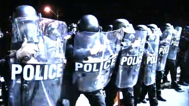 アリゾナ州でも警官とデモ隊が衝突した＝KPHO/KTVK