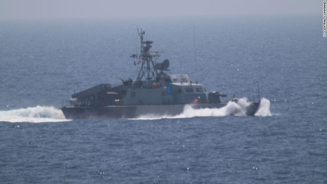 米軍艦船「ニューオーリンズ」に接近したイラン軍艦艇＝米中央軍