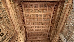 ９．山寺のお堂の中には天井一面に千社札（せんじゅふだ）が張られたものも。札には参拝者の名前などが書かれ、幸運をもたらすと言われる