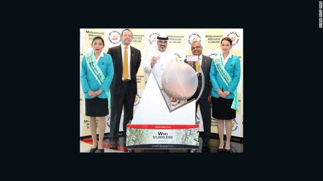 モハメド・バシール・アブドル・カダル氏（右から２番目）が１億円の宝くじに当選