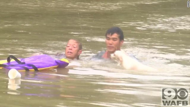 水没した車から女性と犬を助け出す男性＝WAFB

