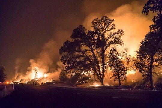 山火事により８万人以上の住民に避難指示が出ている＝加州森林保護・防火局