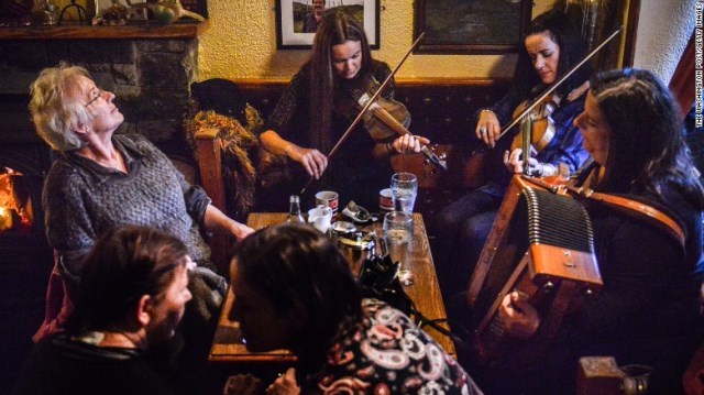 ６位　ゴールウェイ（アイルランド）
アイルランド有数のライブ音楽の本場。パブで伝統音楽の演奏に耳を傾けよう。写真は近郊のレターフラック村にあるパブ「モリーズ」