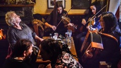 ６位　ゴールウェイ（アイルランド）<br />
アイルランド有数のライブ音楽の本場。パブで伝統音楽の演奏に耳を傾けよう。写真は近郊のレターフラック村にあるパブ「モリーズ」