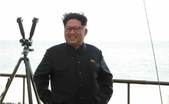 今年４月、潜水艦発射弾道ミサイルの実験を指揮した北朝鮮の金正恩氏＝労働新聞