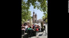 ８位　クラクフ（ポーランド）<br />
荘厳な中世建築で知られるポーランドの古都。中央市場広場には観光客がくつろぐ姿も
