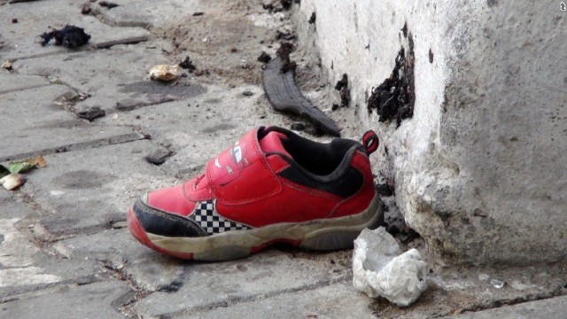 爆発現場に残された幼児のものとみられる靴