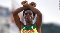 エチオピアのマラソン選手、抗議のポーズでゴール　リオ五輪