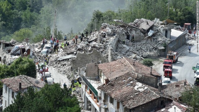イタリア中部の町ペスカーラデルトロントの地震後の様子