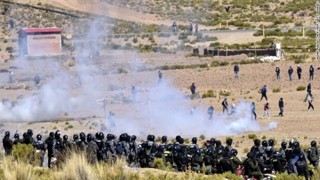 ボリビアで鉱山労働者と警察が衝突