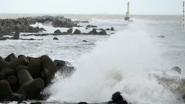 台風の影響で波しぶきが立つ海岸