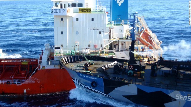 日本の捕鯨船に体当たりするシーシェパードの抗議船「ボブ・バーカー」（手前）