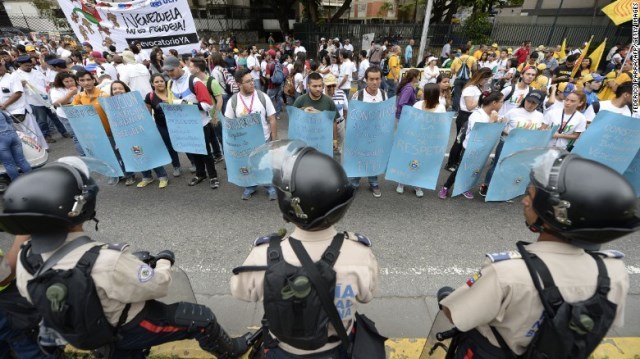 １日のデモ開始前にベネズエラ警察とデモ隊が対峙（たいじ）した