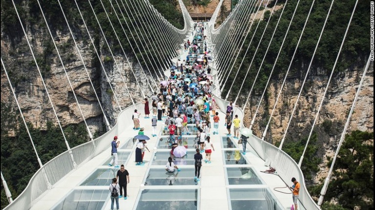 張家界の大峡谷に架かるガラス橋。世界で最も高く、最も長いとされている