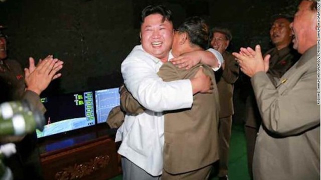 先月行ったＳＬＢＭの発射を喜ぶ北朝鮮最高指導者の金正恩（キムジョンウン）氏