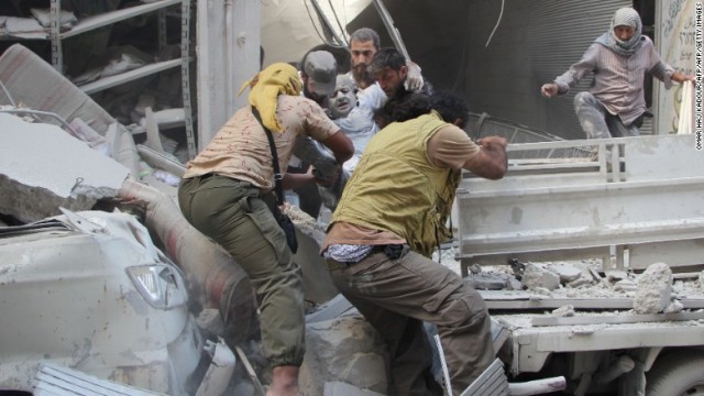 男性を救出するシリアの人々＝１０日、イドリブ