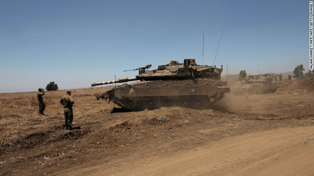 ゴラン高原に展開するイスラエル軍の戦車＝７月