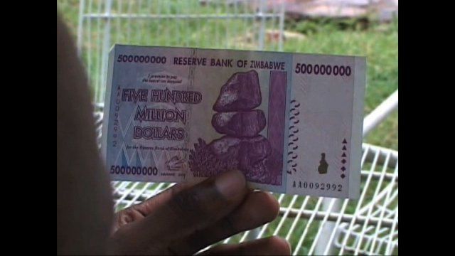 自国通貨として流通していた５億ジンバブエドル札