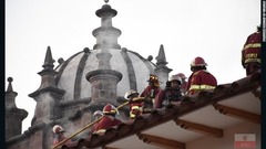 屋根の具合を確認する消防隊