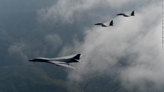 韓国軍のＦ１５とともに韓国上空を飛行する米軍のＢ１爆撃機（手前）