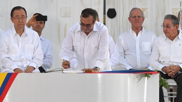 コロンビア政府との歴史的な和平合意に署名するＦＡＲＣのロンドニョ最高司令官