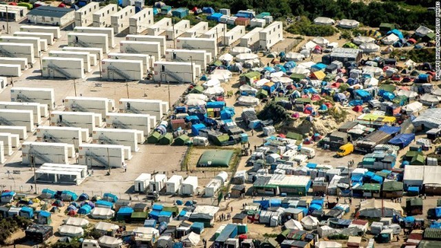 「ジャングル」と称されるキャンプには、８月時点で少なくとも７０００人の難民が滞在